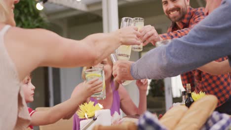 Drei-Generationen-Familie-Stößt-Beim-Mittagessen-Im-Freien-An