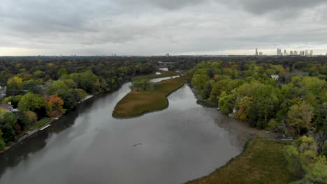 An-Einem-Bewölkten-Tag-über-Eine-Brücke-Fliegen,-Die-Einen-Mississauga-River-überquert