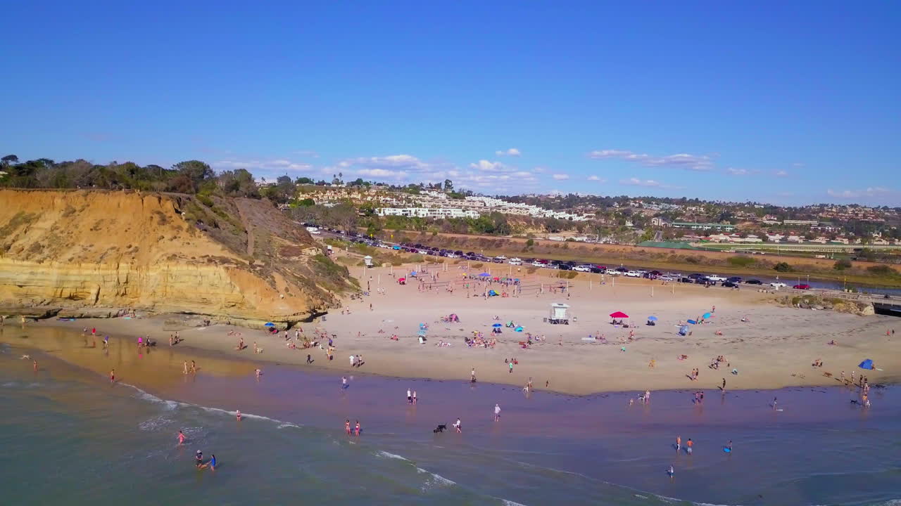 imágenes aéreas de 4k alrededor de los acantilados y playas de del mar, california