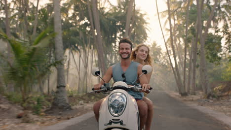 Pareja-De-Viajes-Montando-Scooter-En-Una-Isla-Tropical-Disfrutando-De-Un-Paseo-Romántico-Explorando-Un-Hermoso-Destino-De-Viaje-En-Una-Aventura-En-Motocicleta