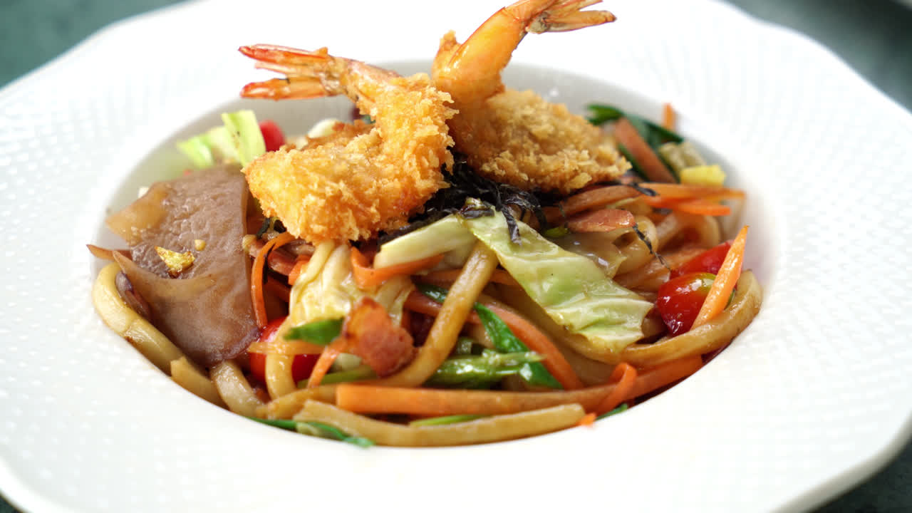 Yaki Udon - Tagliatelle Udon saltate in padella in stile giapponese stile alimentare giapponese