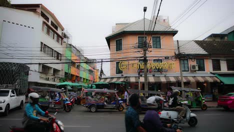 La-Fila-De-Tuk-Tuk-Afuera-En-La-Calle-Del-Mercado-De-Las-Flores-En-Bangkok,-Tailandia