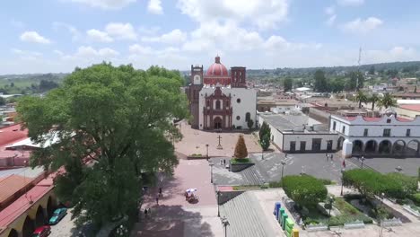 vista aérea de la iglesia y la plaza de amealco, méxico