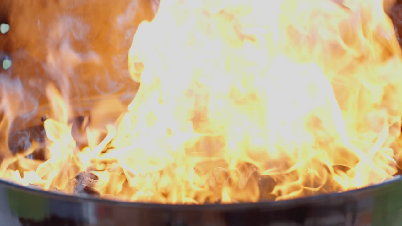 그릴에서 나오는 불꽃