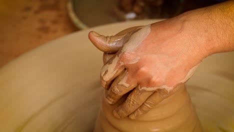 el alfarero en el trabajo hace platos de cerámica. india, rajasthan.