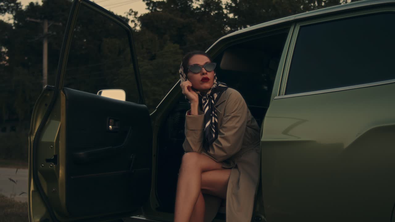 mujer en coche de época