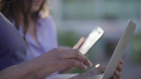 manos masculinas escribiendo en la computadora portátil, manos femeninas enviando mensajes de texto en la tableta