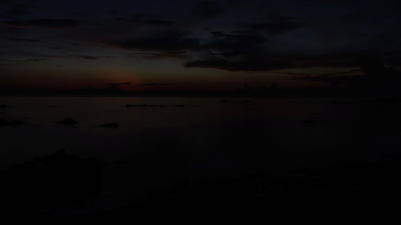 hermoso timelapse de la puesta de sol en koh jum golden pearl beach, tailandia