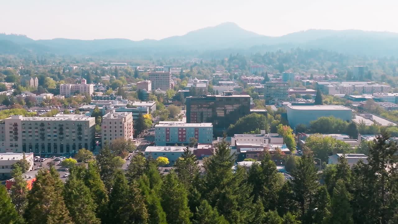 el centro de eugene cubierto de humo en un día brillante, camión no tripulado a la derecha, oregon
