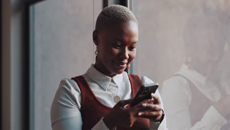 Mujer-Negra,-Negocios-Y-Escribiendo-En-El-Teléfono