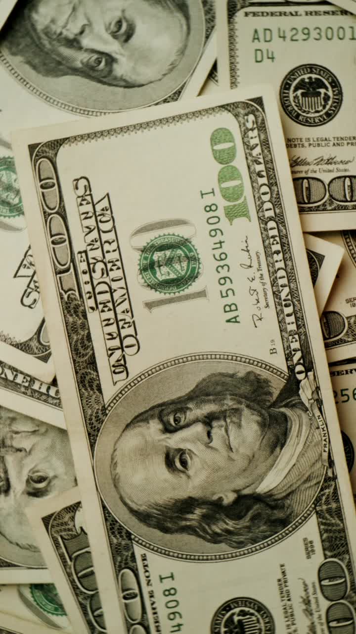 Close-up de notas de cem dólares americanos