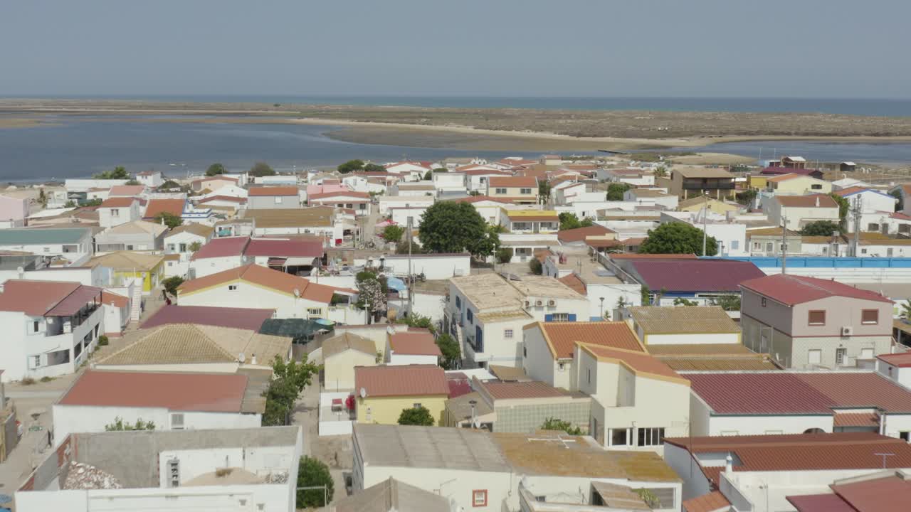 volando sobre las casas de playa en la isla de armona en un soleado día de verano en el algarve, portugal