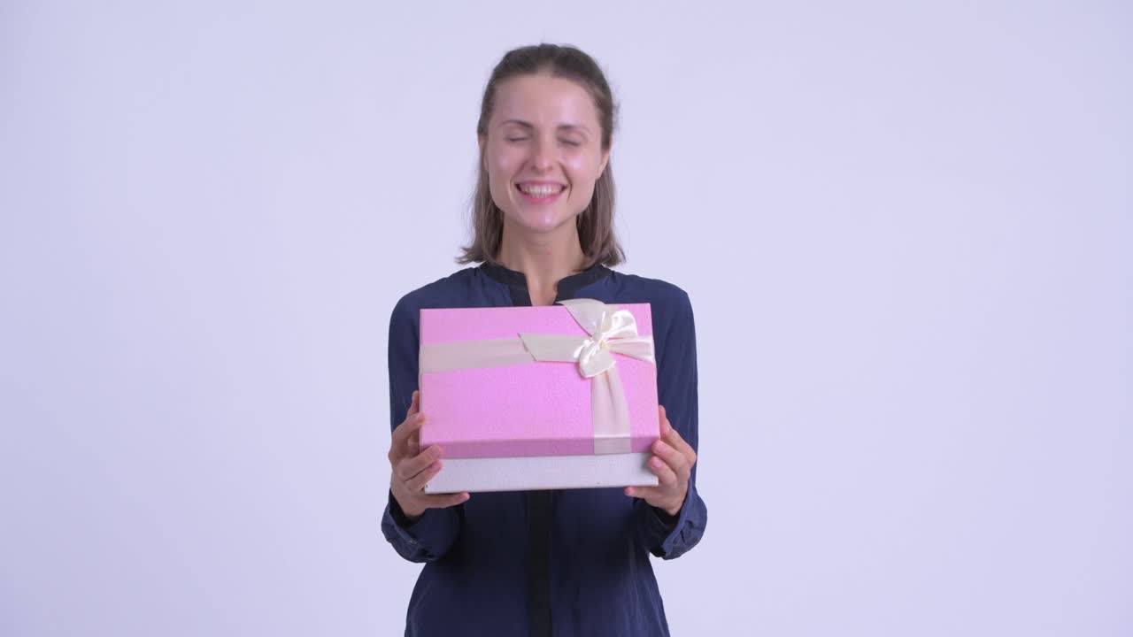 선물 상자를 가진 행복한 젊은 아름다운 사업가
