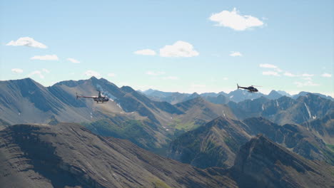 Un-Emocionante-Recorrido-En-Helicóptero-Por-Las-Montañas-Rocosas-Canadienses,-Impresionantes-Vistas-Aéreas-De-Picos-Nevados,-Glaciares,-Ríos-Y-Bosques