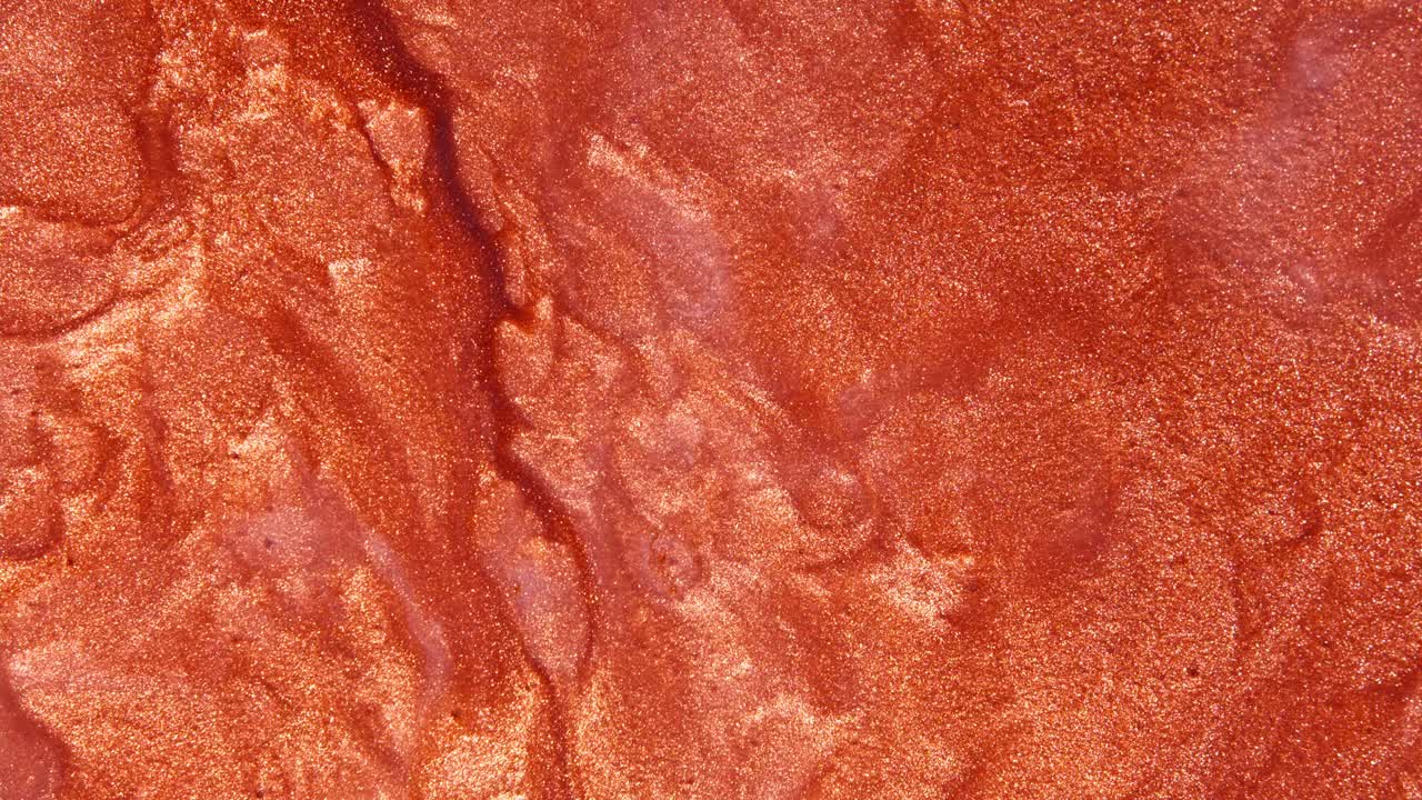 반이는 청동색 은 립스틱의 근접 사진