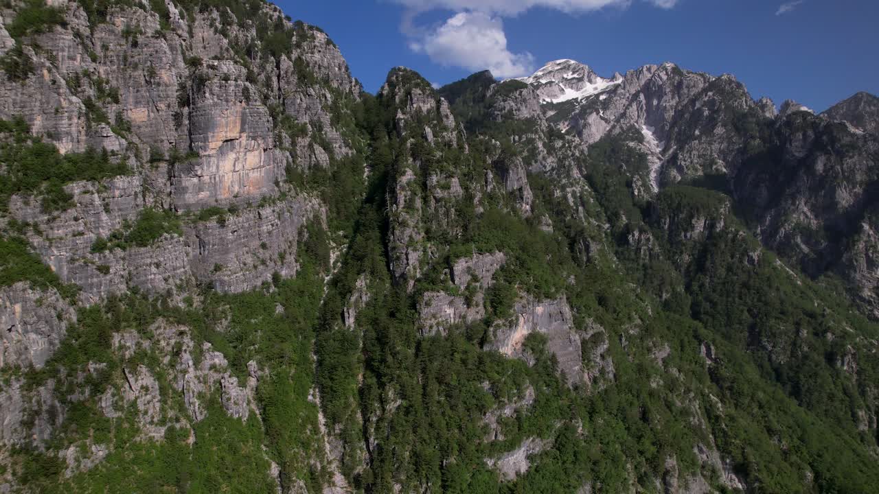 pico de montaña con altos acantilados y nieve blanca en verano, alpes en albania