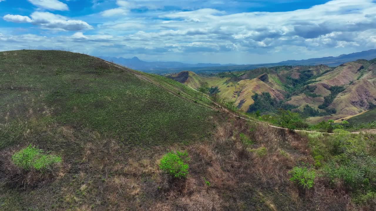 panorama aéreo del paisaje montañoso con camino durante un día soleado en el sur de filipinas