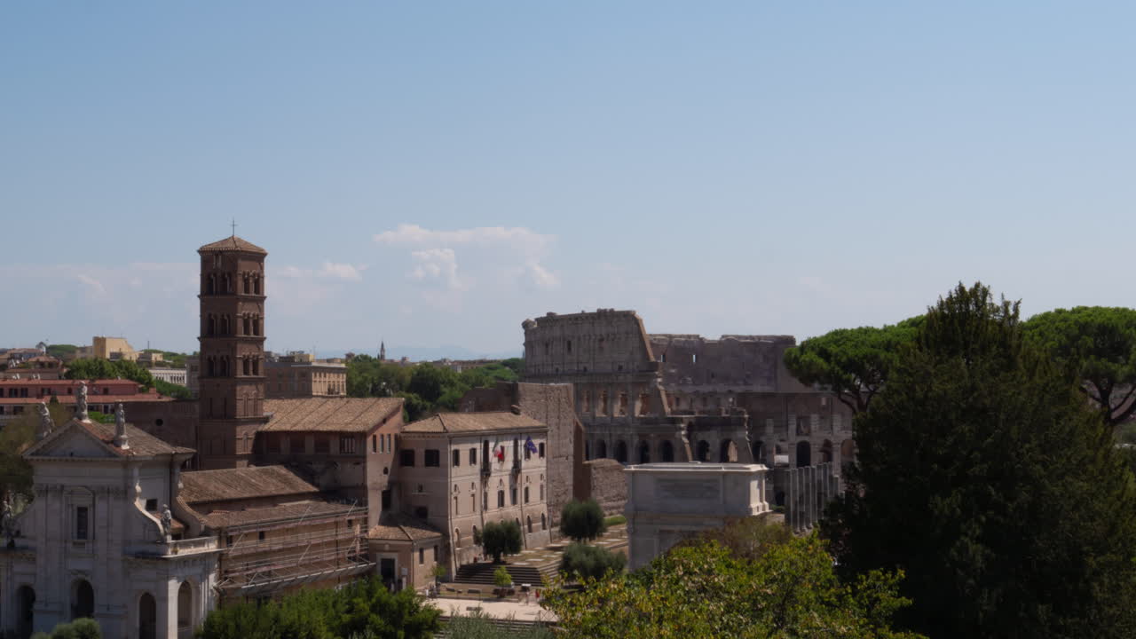 Vista panoramica del Foro Romano e del Colosseo a Roma, Italia