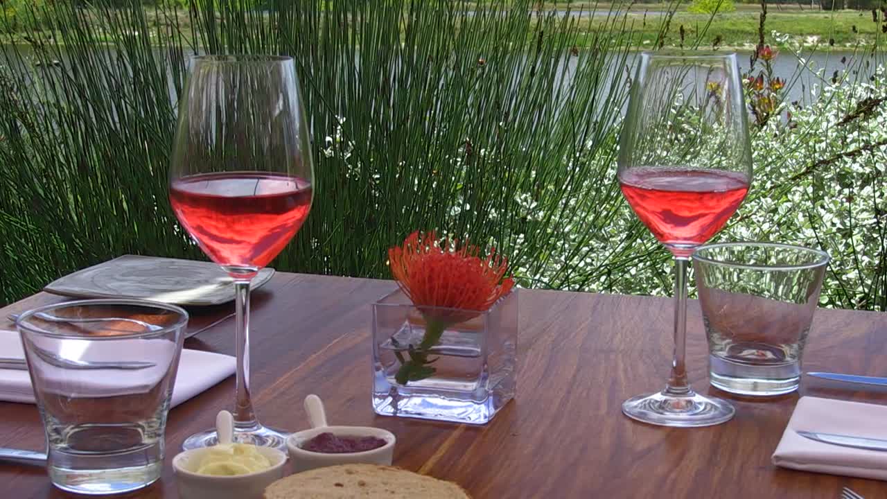 점심 테이블 위에 와인 잔의 클로즈업