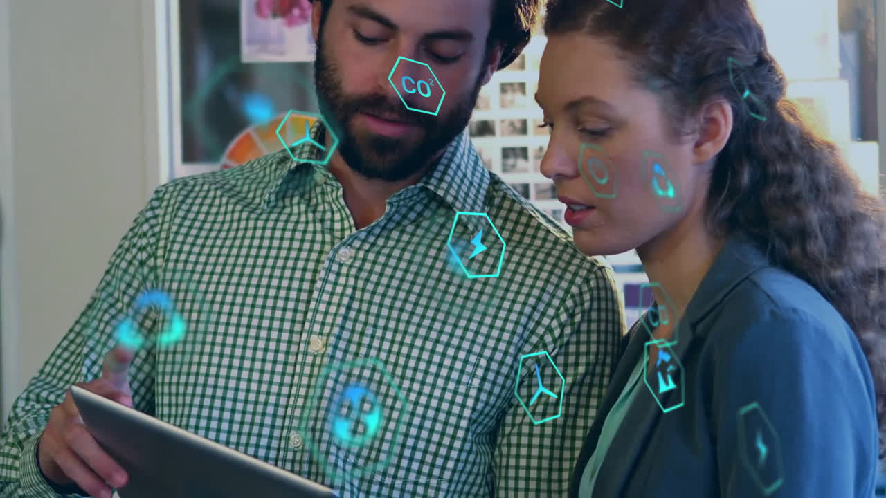 animación de iconos de ecología sobre diversos colegas que usan tableta en la oficina