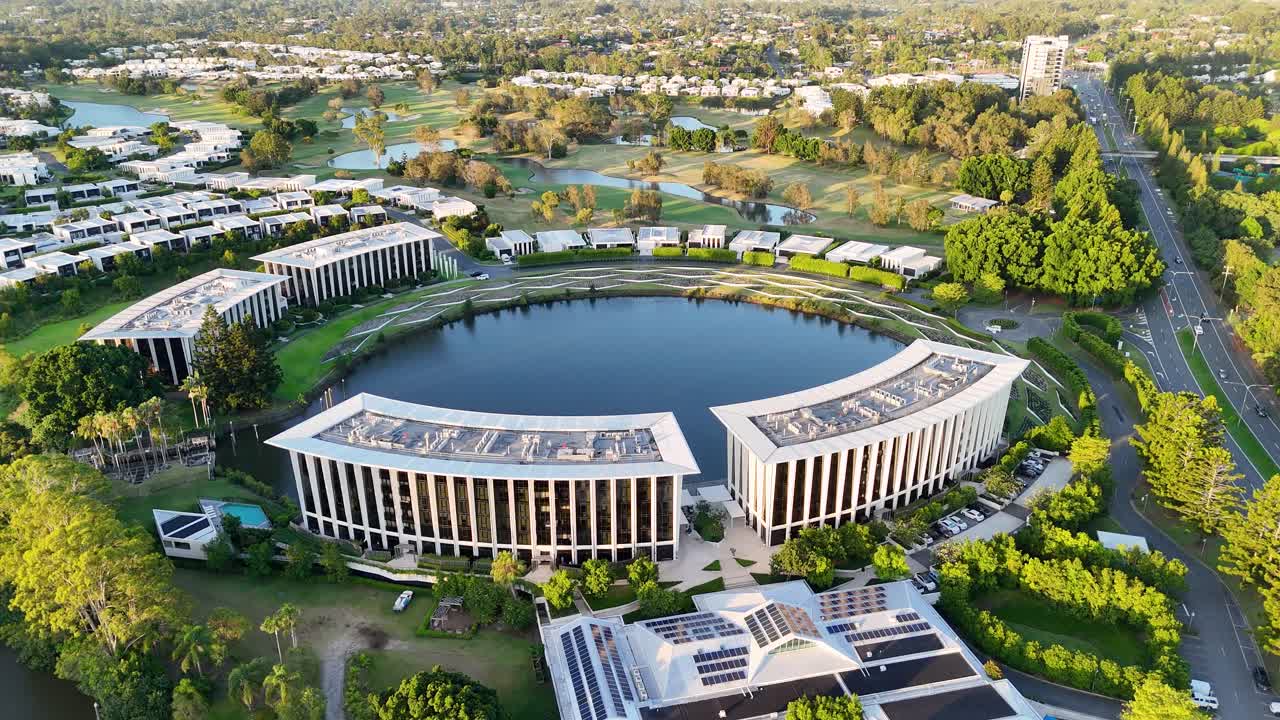 골프 코스와 주변 지역의 파노라마 뷰