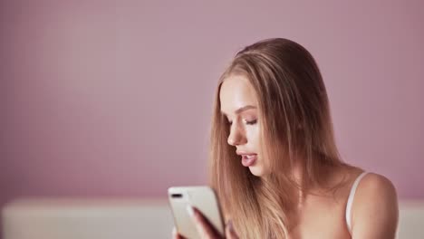 hermosa chica peinándose en el teléfono con cámara