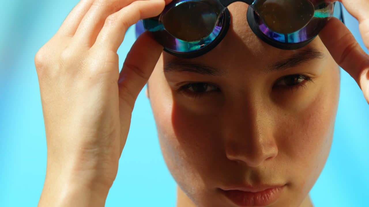 수영장  ⁇  4k 근처에 서 있는 여성 수영 선수