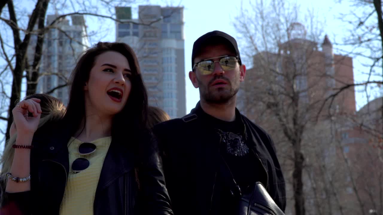 grupo de amigos cantando y moviéndose al ritmo de la música en el parque