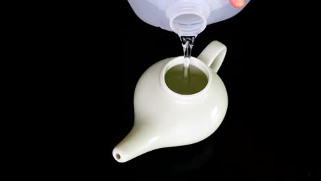 Neti-Pot-Se-Llena-Con-Agua-Destilada