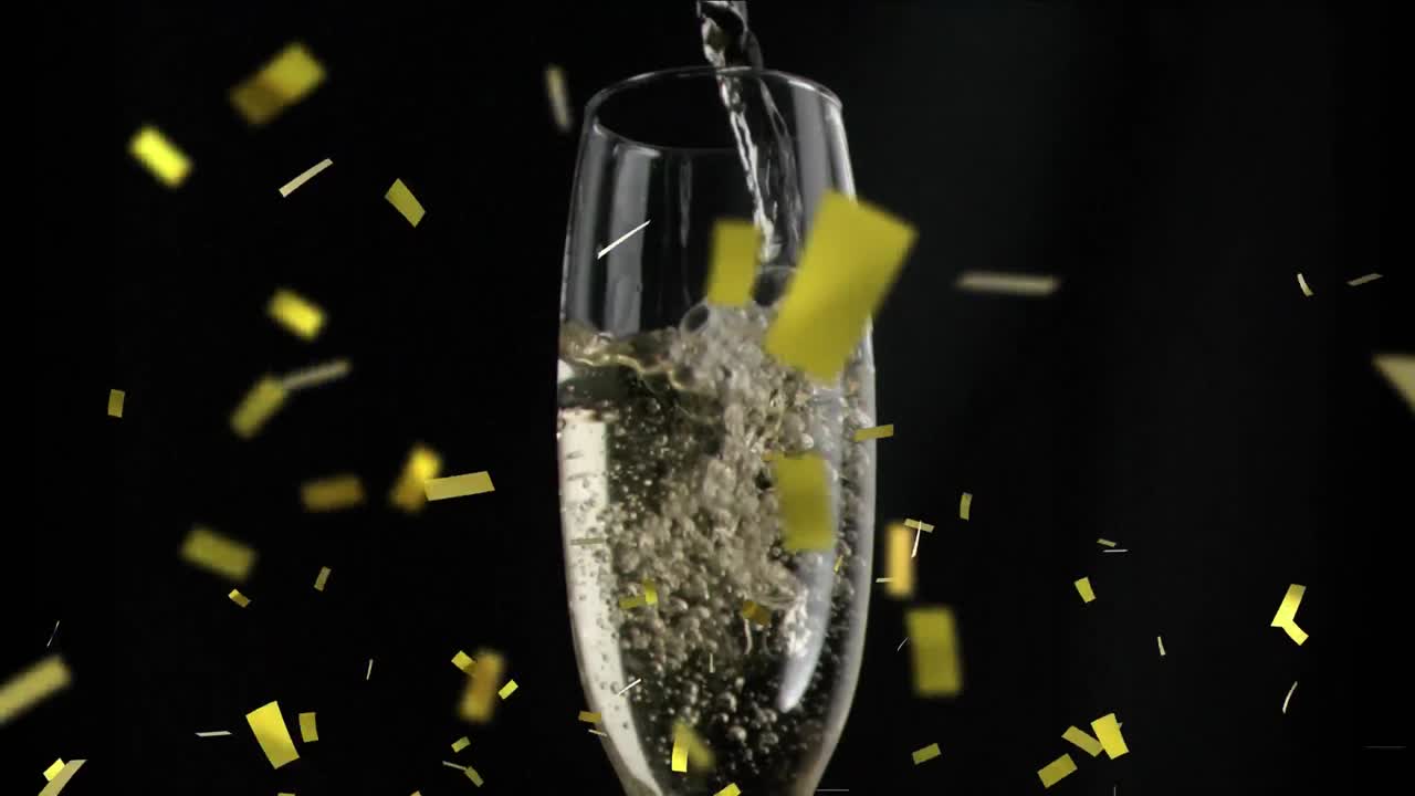 페인이 컵에 여지고 있다