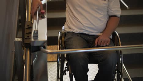 ascensor especial para la persona con una discapacidad física. un hombre en silla de ruedas utiliza un ascensor especial