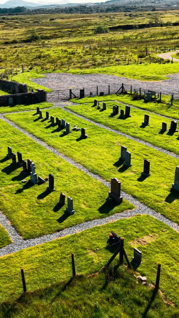 Cimitero storico scozzese con lapidi consumate ed erba