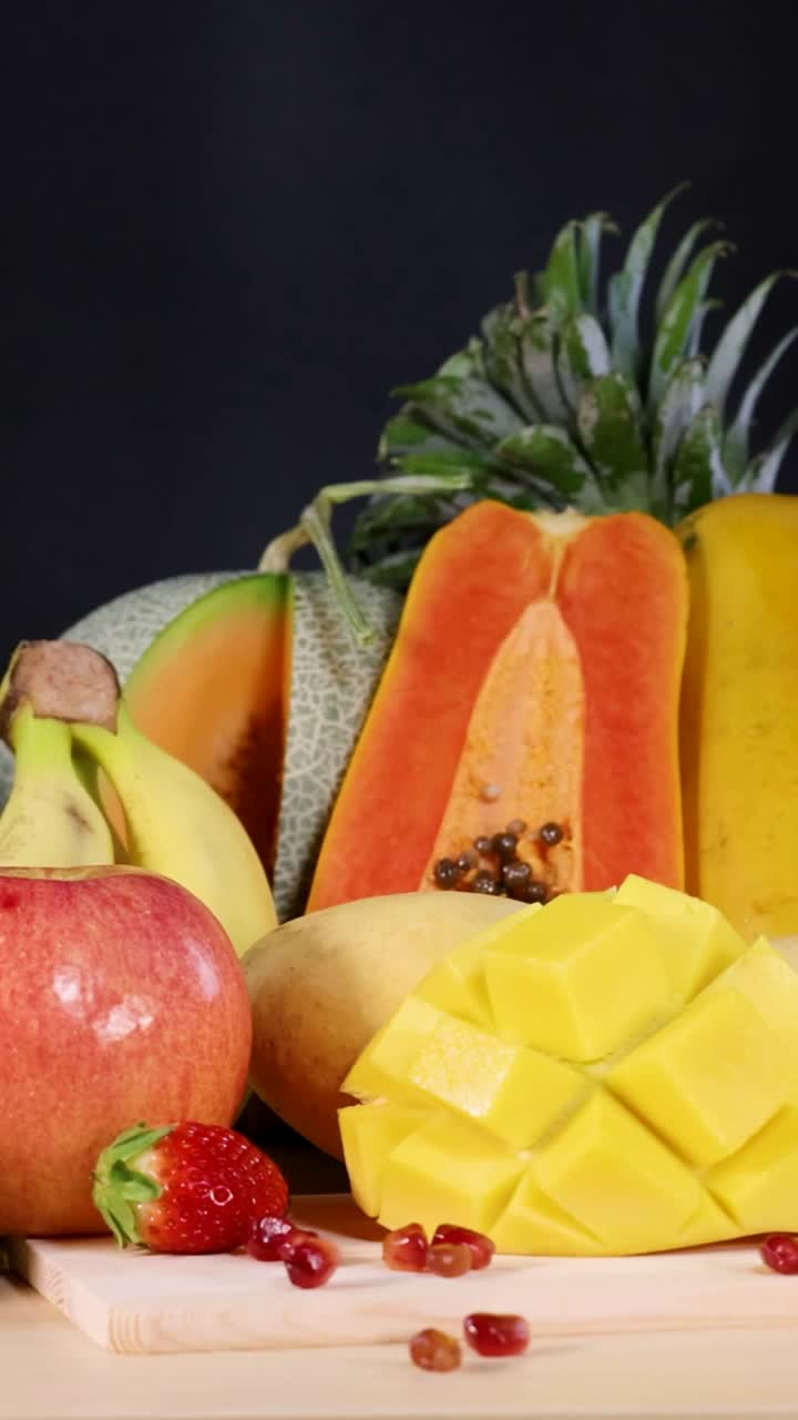 Un vivace assortimento di vari frutti freschi