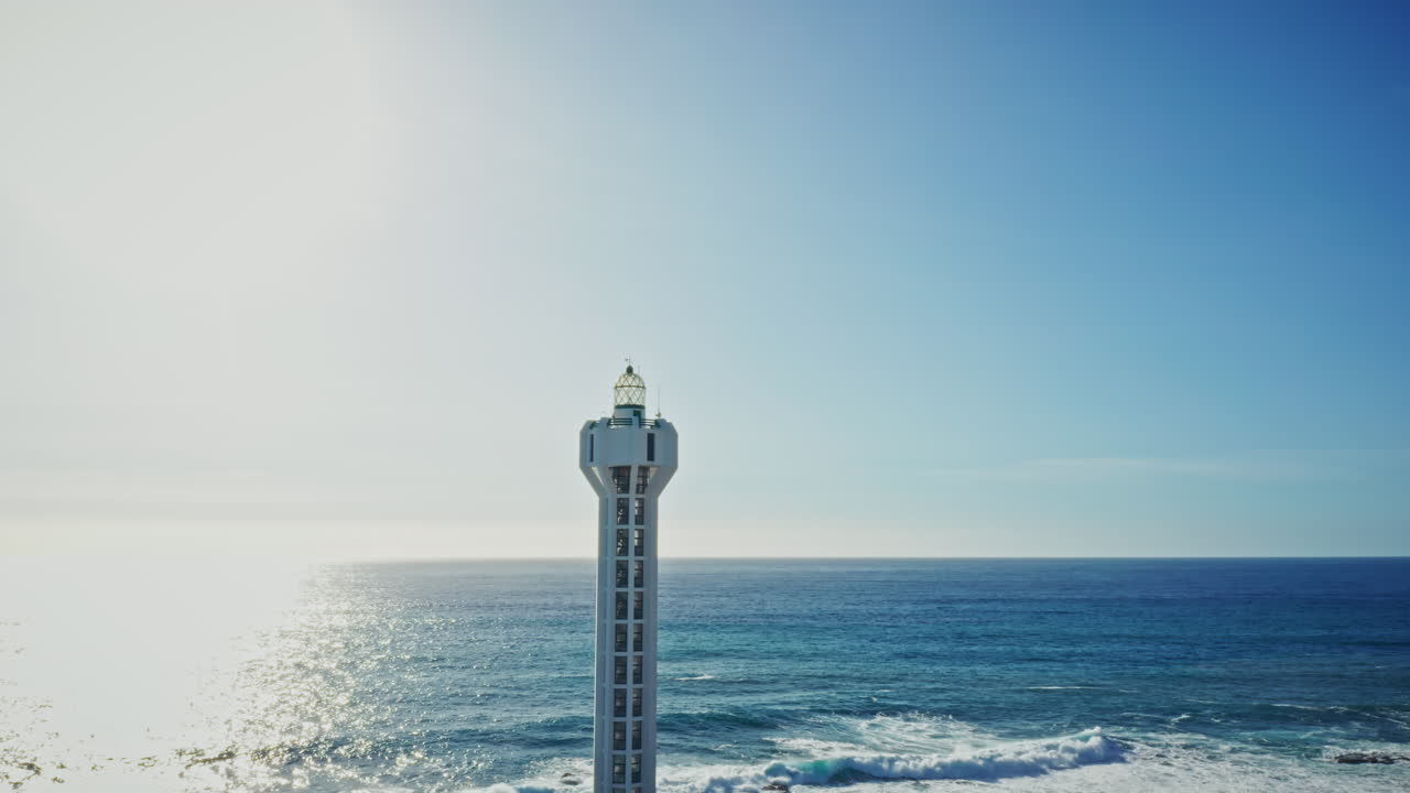스페인 카나리아 제도 라팔마의 해안선에 위치한 등대 주변에서 촬영된 드론 사진.