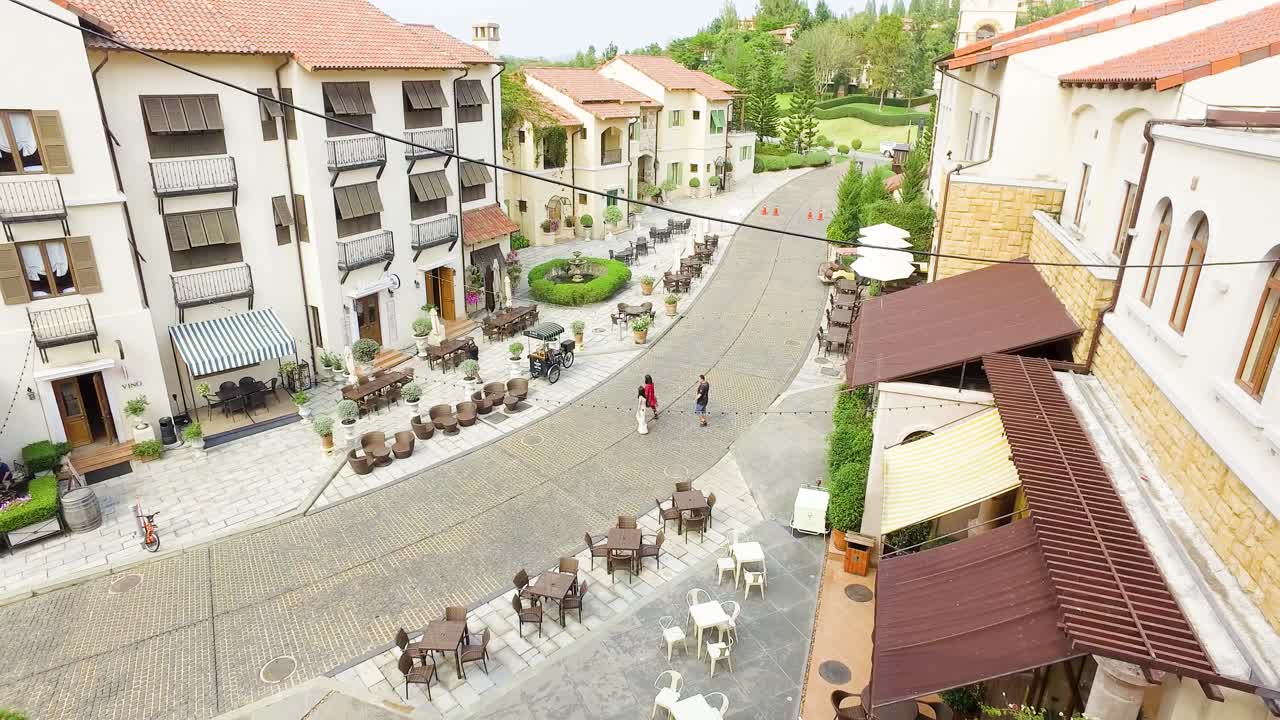 Schwenkaufnahme von oben auf eine Toskana-Dorfstraße in Khao Yai, Thailand