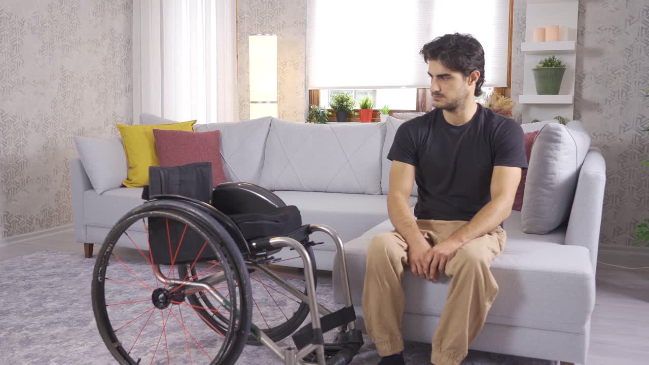 ⁇ 체어를 타고 있는 장애인 십대 청소년은 집에서 사려 깊고 우울합니다.