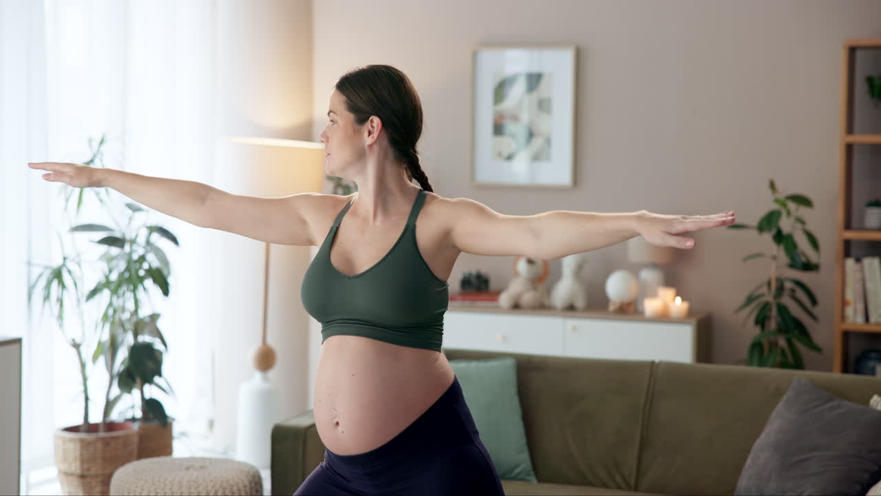 임신 한 여자 가 집 에서 요가 를 하고 있다