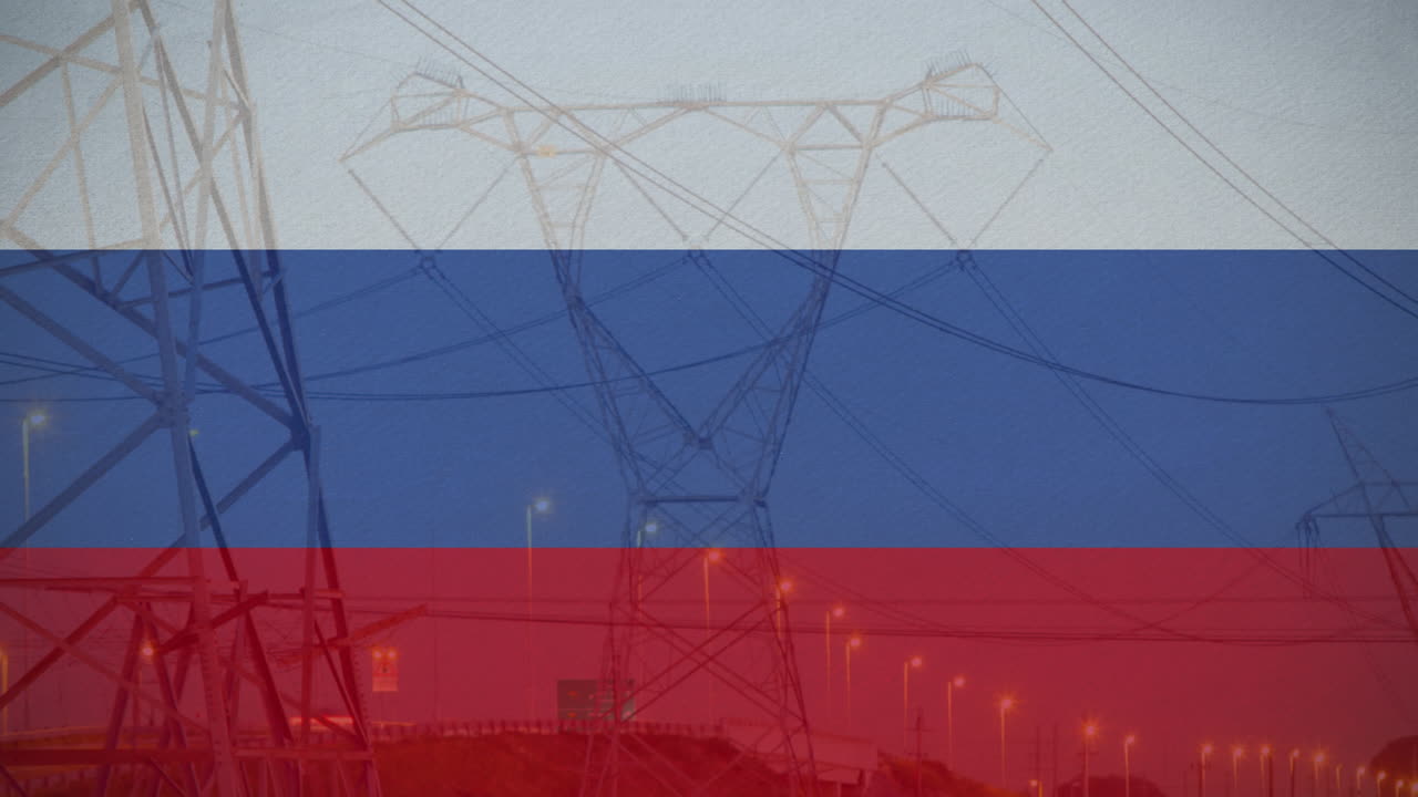 анимация флага россии над электрическим столбом и дорожным движением на закате