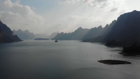 Morning-Sunrays-Through-Mountains-And-Lake-In-Khao-Sok-National-Park-In-Surat-Thani,-Bangkok,-Thailand