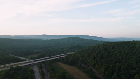 Luftaufnahme-Von-Fahrzeugen,-Die-Auf-Einer-Autobahnbrücke-In-Der-Nähe-Von-Lake-Fort-Smith-In-Arkansas,-USA,-Fahren-–-Drohnenaufnahme