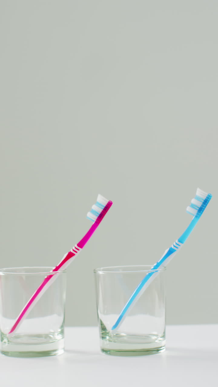 video vertical de primer plano de cepillos de dientes sobre un fondo blanco