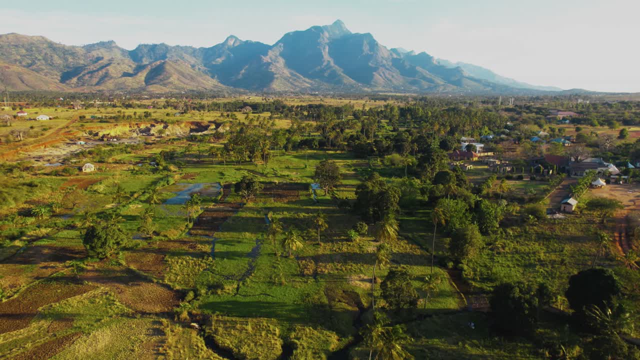 Vista aerea della città di Morogoro in Tanzania