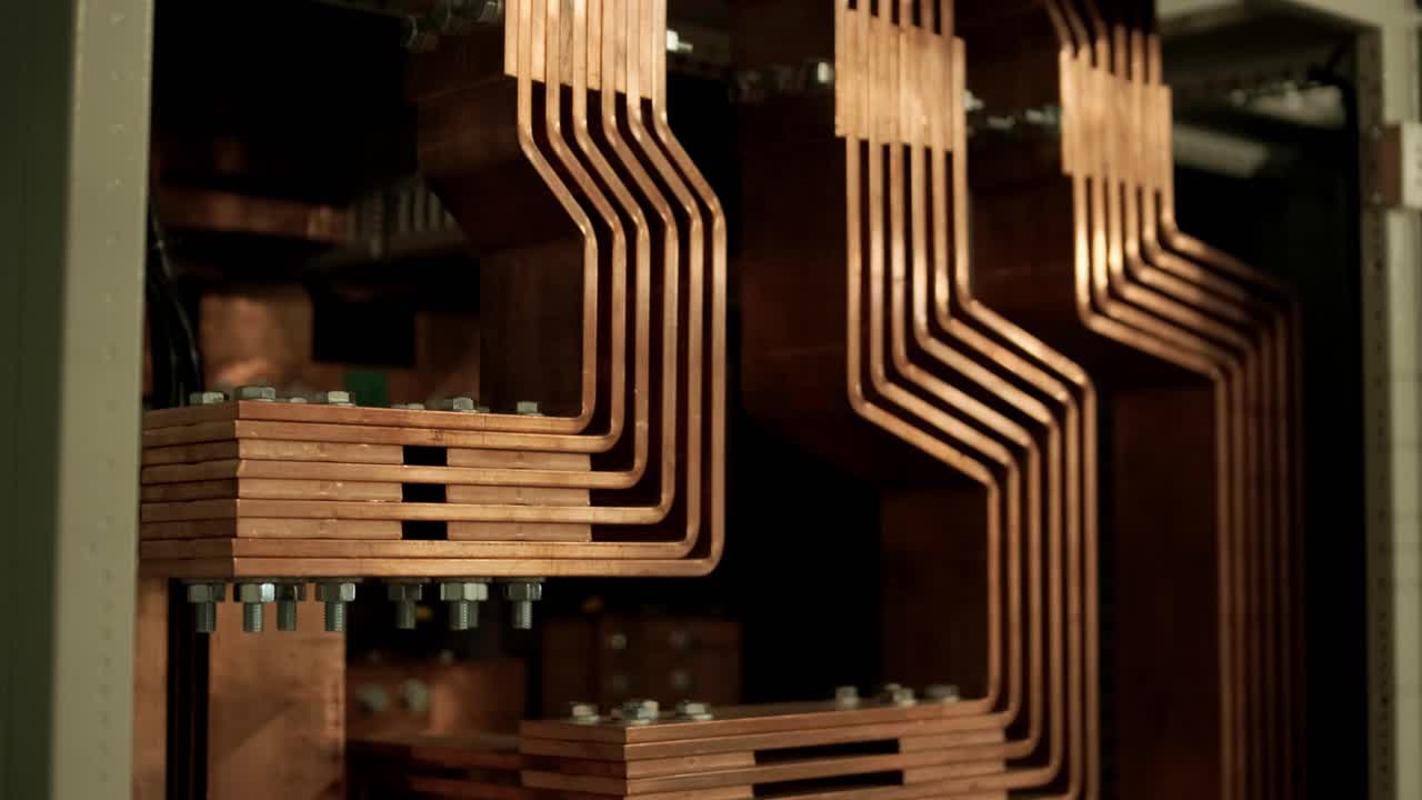 현대 산업 공장에서 전력 변압기 설치