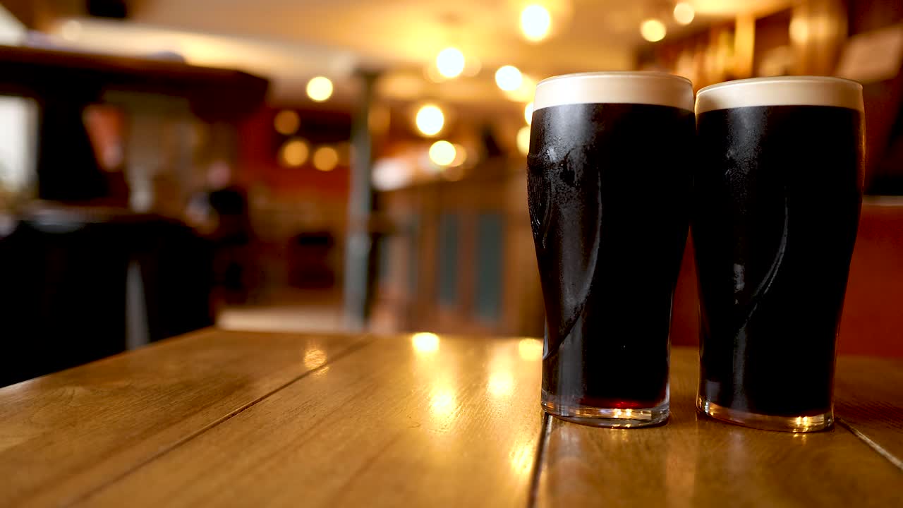 나무 테이블 위 에 두 핀트 의 스투트