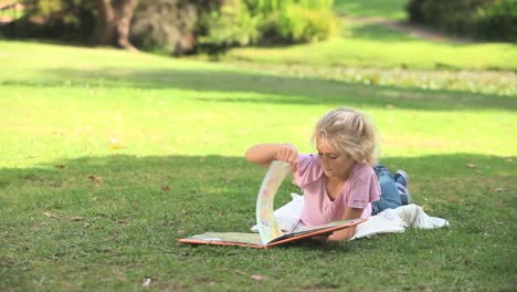 Junges-Mädchen,-Das-Ein-Buch-Liest