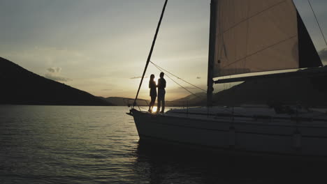 una pareja disfrutando de una navegación al atardecer