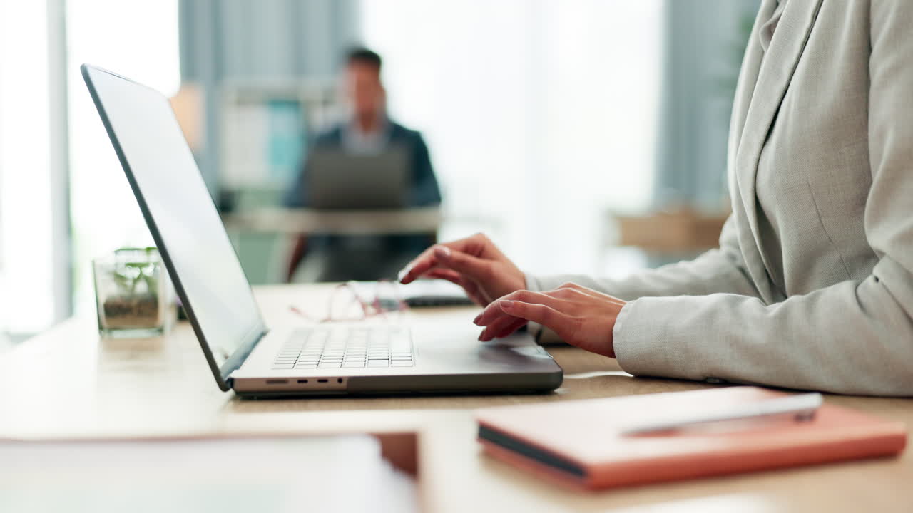 las manos de la mujer en el escritorio, la computadora portátil