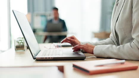 las manos de la mujer en el escritorio, la computadora portátil