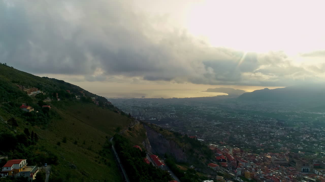 paisaje escénico de la histórica ciudad italiana de palermo en un día nublado visto desde la ladera de la montaña