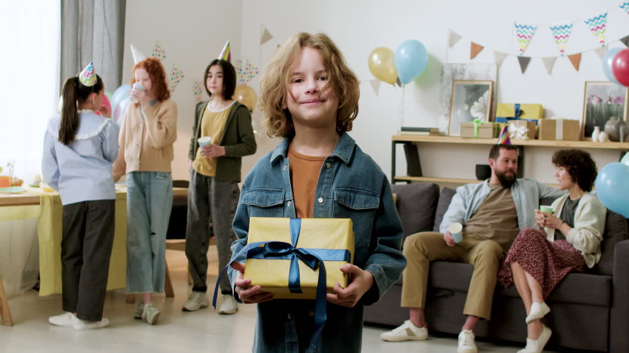 niño de cumpleaños con regalo de cumpleaño